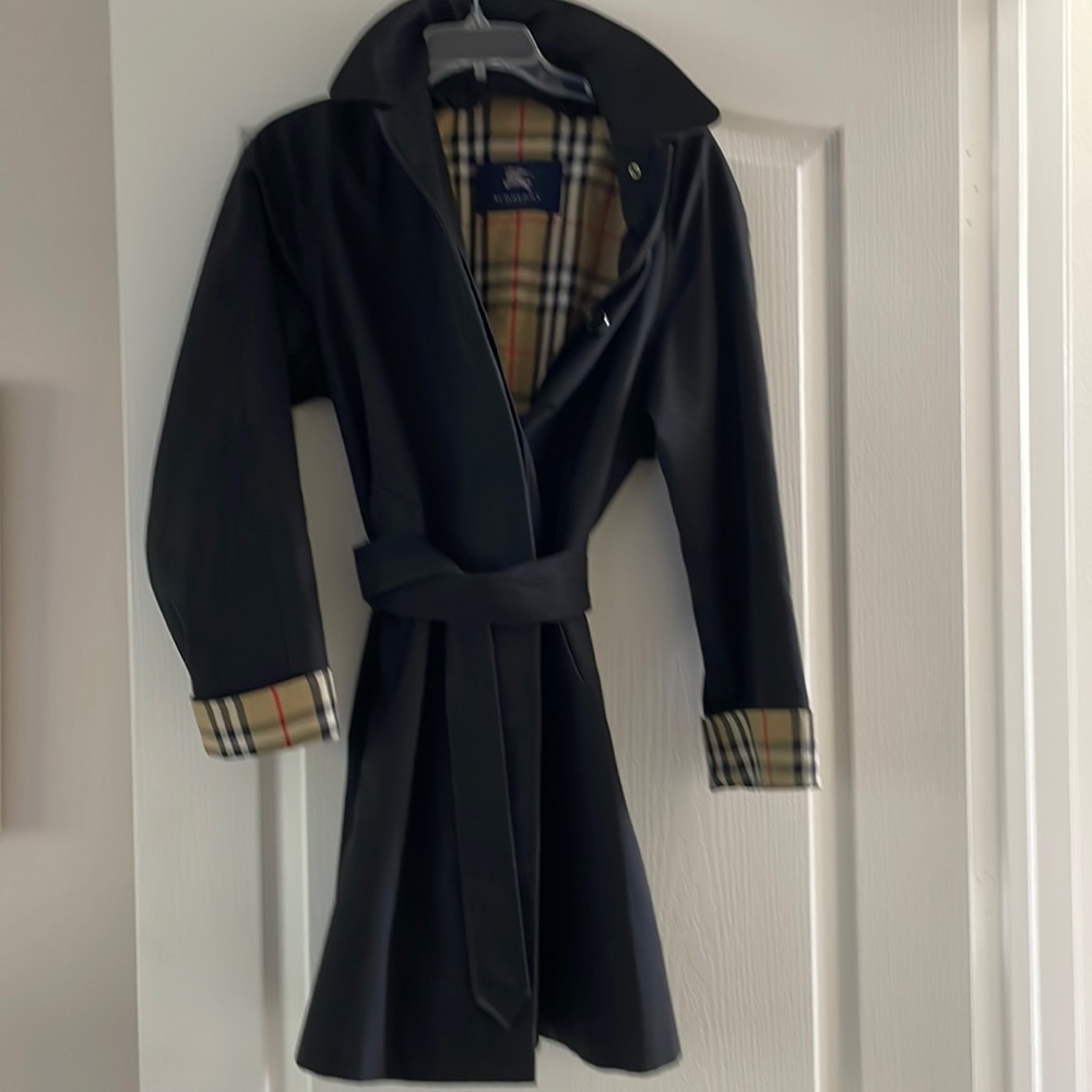 Beautiful multi season classic Burberry. Mid thigh length coat